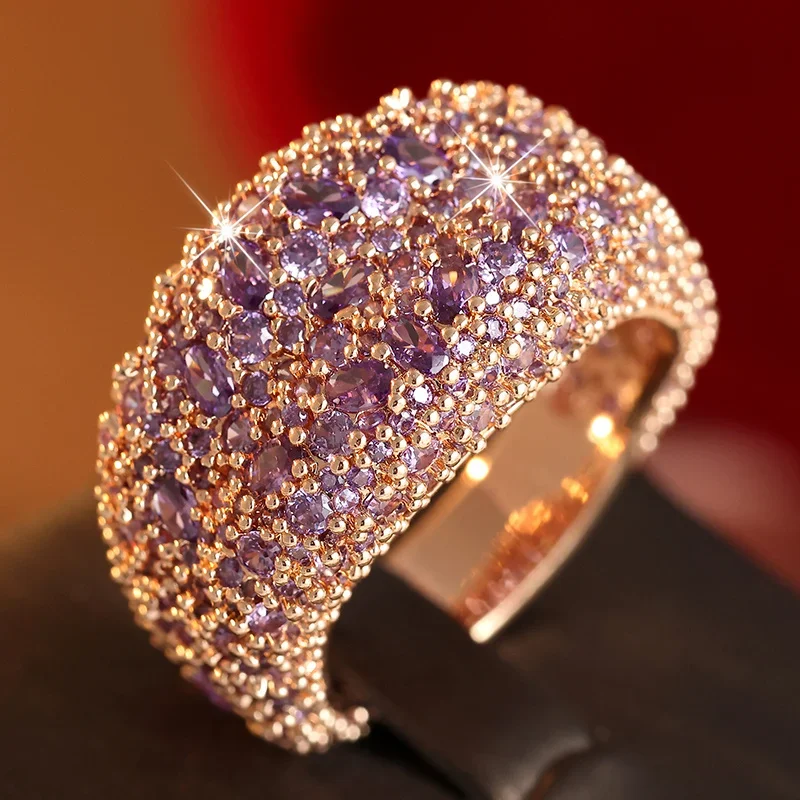 Luxuriöser breiter Damenring, wunderschöner, vollständig mit synthetischem Zirkon in Lila-Tönen besetzter Ring, Bankett- und Dinner-Schmuck mit eleganter Ausstrahlung – Detail 1