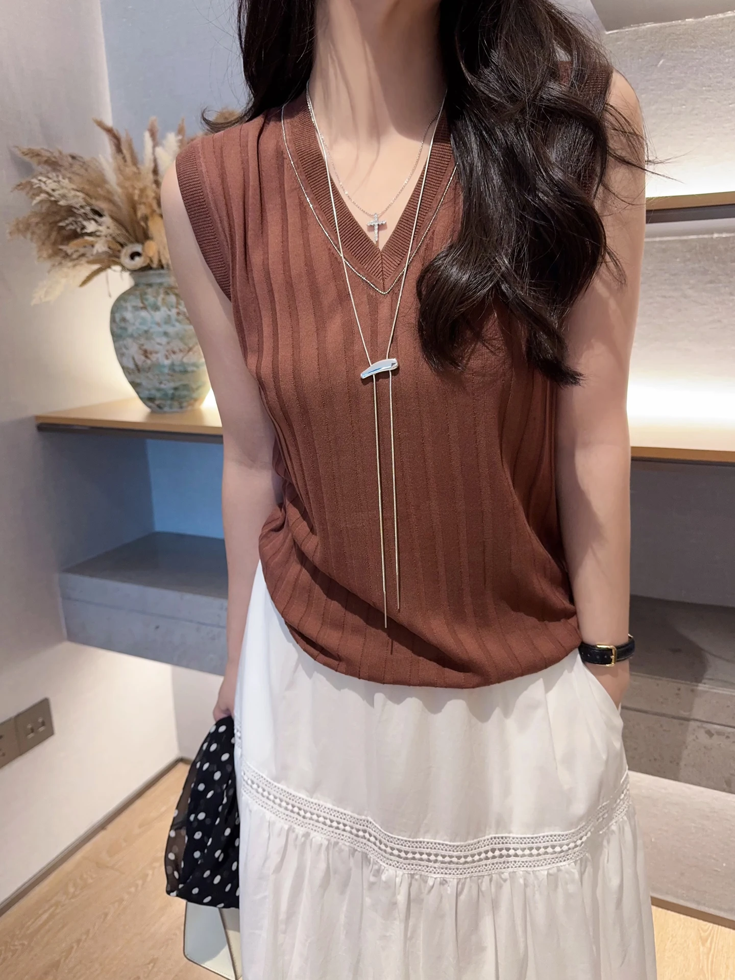 

Elegant V-neck Silk Knitted Vest Thin Breathable Summer Top with BC Pearl Chain Rylee Fiber High Elasticity Striped Design