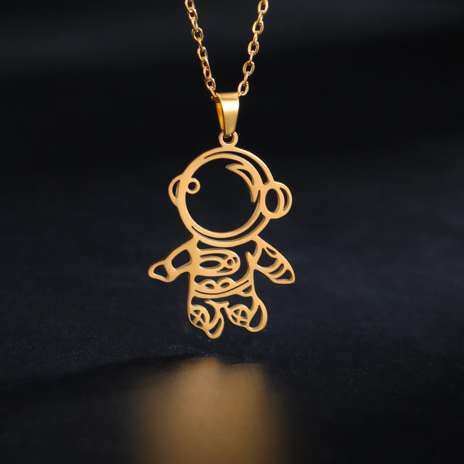 New style fashionable astronaut pendant necklace - stainless steel, personalized, versatile and fun hollow space man collar chai