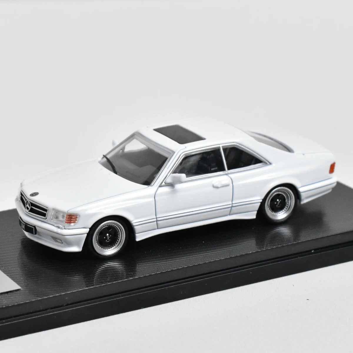 Rhino Model RM 1:64 560SEC W126 Diecast Model Car