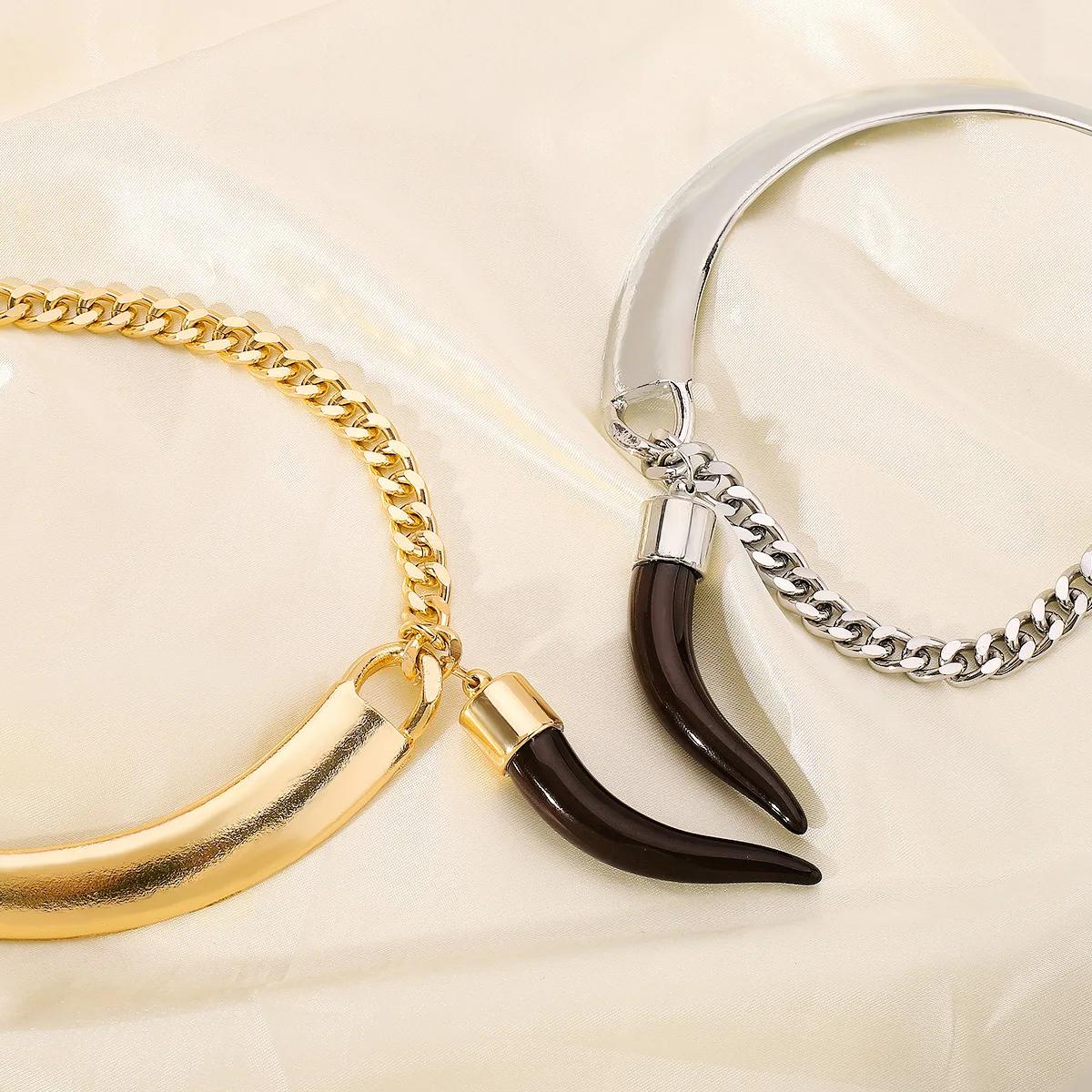 2024 Trend Vintage Metal Ox Horn Pendant Short Chain Necklace for Women Punk Choker Jewelry Colla