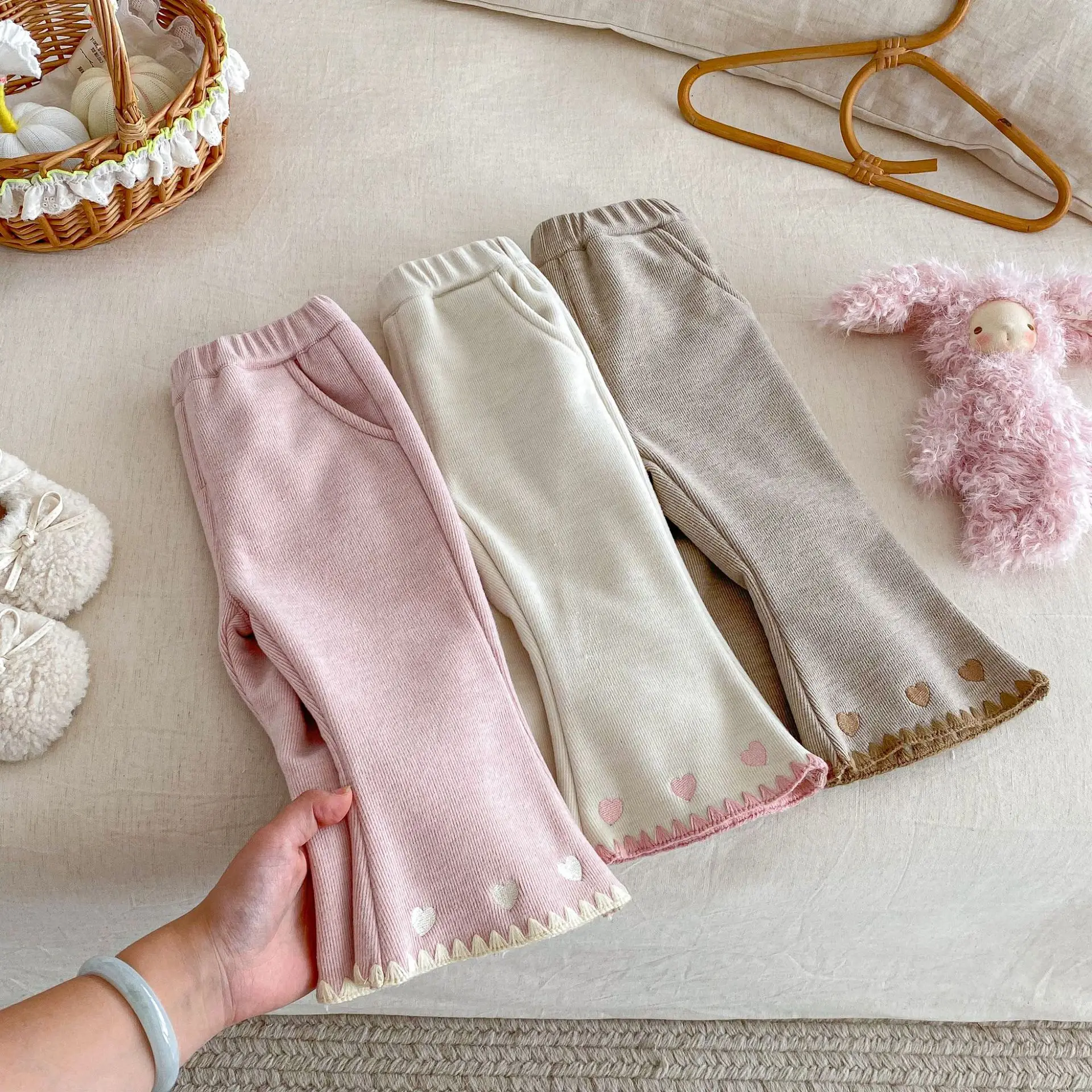 

Бархатные брюки-клеш для девочек, новинка 2025, зимние корейские толстые повседневные брюки с вышивкой Love для маленьких девочек, брюки