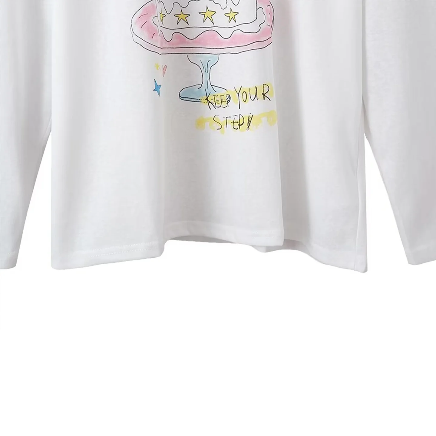 Luźna, codzienna, długa koszulka damska z nadrukiem, dopasowany krój, okrągły dekolt, regularna długość, jesień 2025, top damski.