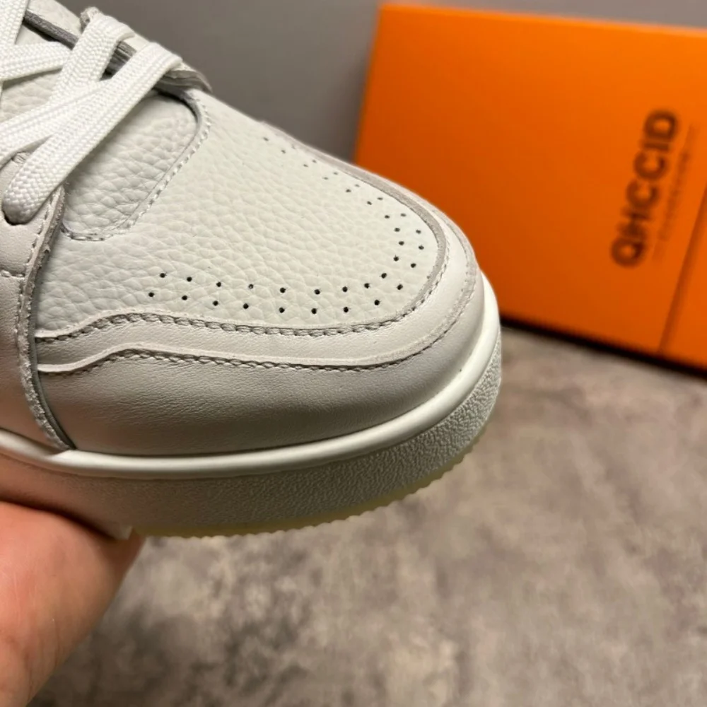 أحذية QHCCID الرجالية المصنوعة من الجلد الطبيعي باللون الأبيض بنعل سميك أحذية كاجوال عصرية راقية طراز جديد تمامًا #2