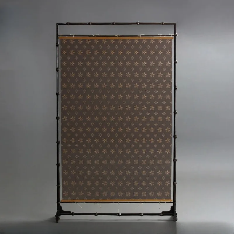is facing the door, the screen is new Chinese-style partition, and the floor-to-ceiling tea room entrance is blocked.