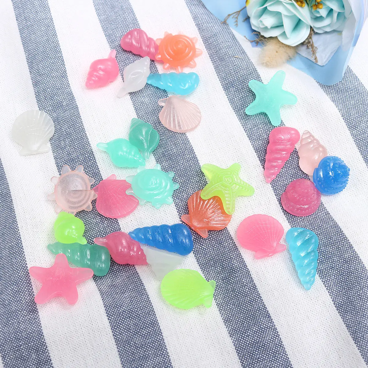 80Pcs Glow in the Dark Pebbles Resin Stones for Aquarium Fish Tank Garden Pathway Landscaping Decor