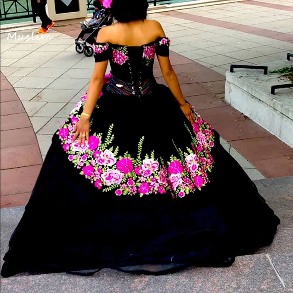 Vintage zwarte Mexicaanse Quinceanera jurk plus maat uit de schouder bloemenborduurwerk korset vestidos de 15-jarig aangepast