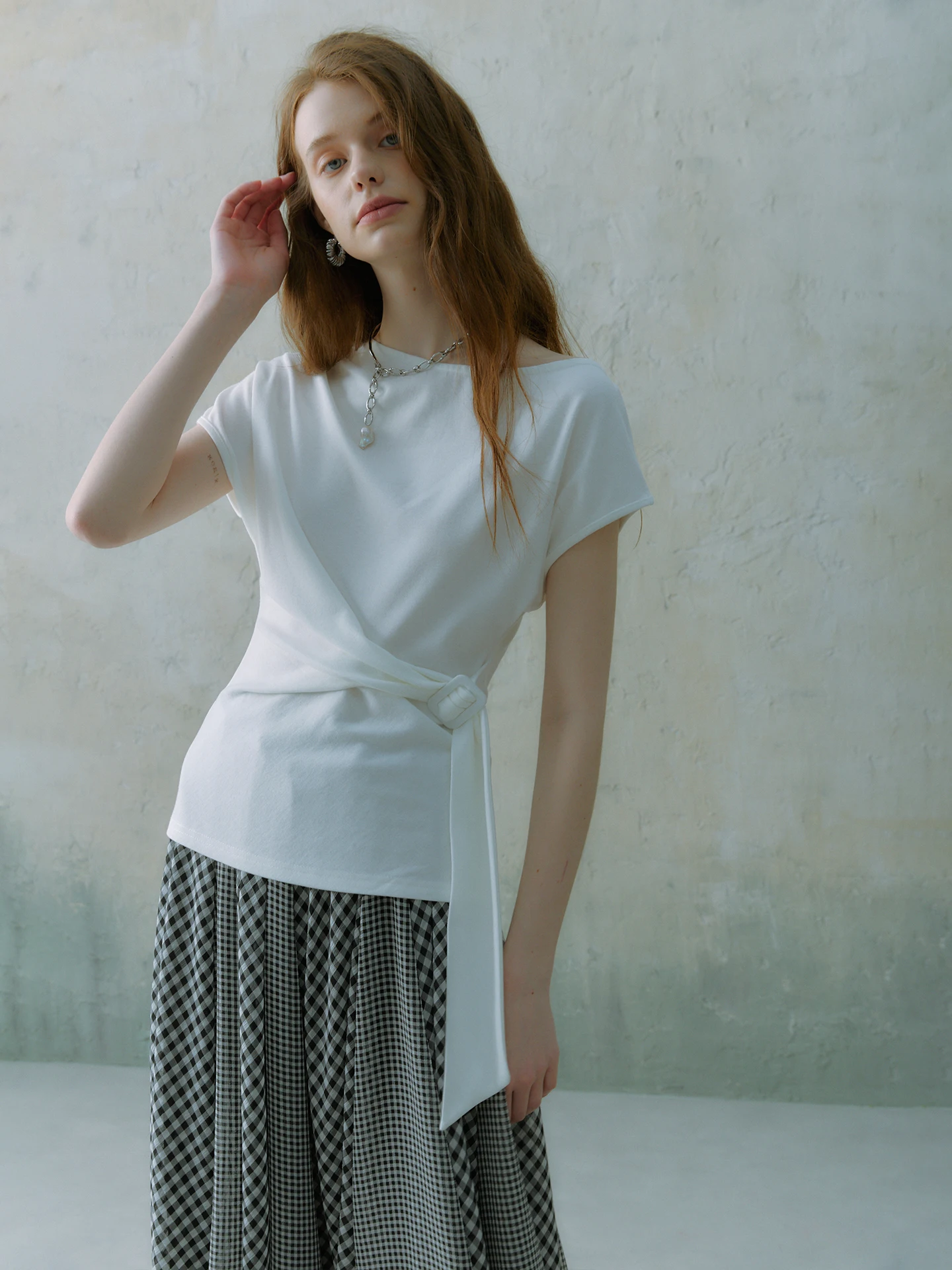 

Асимметричная футболка с завышенной талией для женщин: дизайнерская модель с одним открытым плечом, поясом и коротким рукавом, повседневный стиль, смесь хлопка