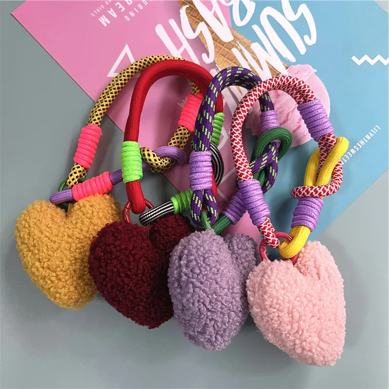 LLavero de felpa con forma de corazón para coche, accesorio colorido con cordón para bolso, correa de muñeca, colgante antipérdida