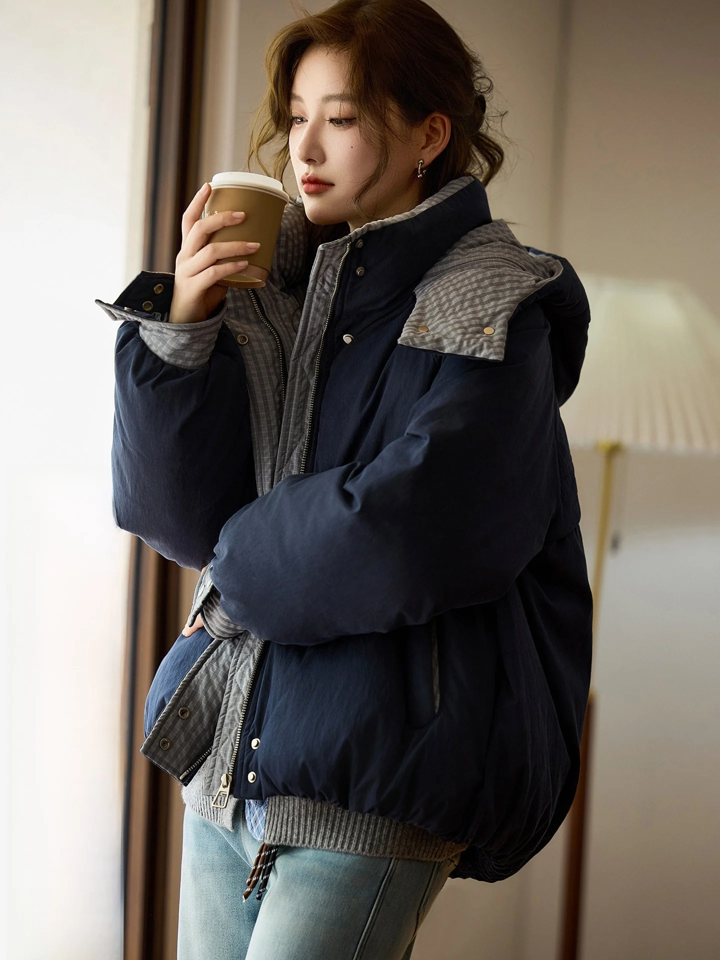 

Утепленная зимняя куртка женская повседневная свободного кроя из хлопка с капюшоном в уличном стиле, большие размеры, европейские товары, новинка 2025 года