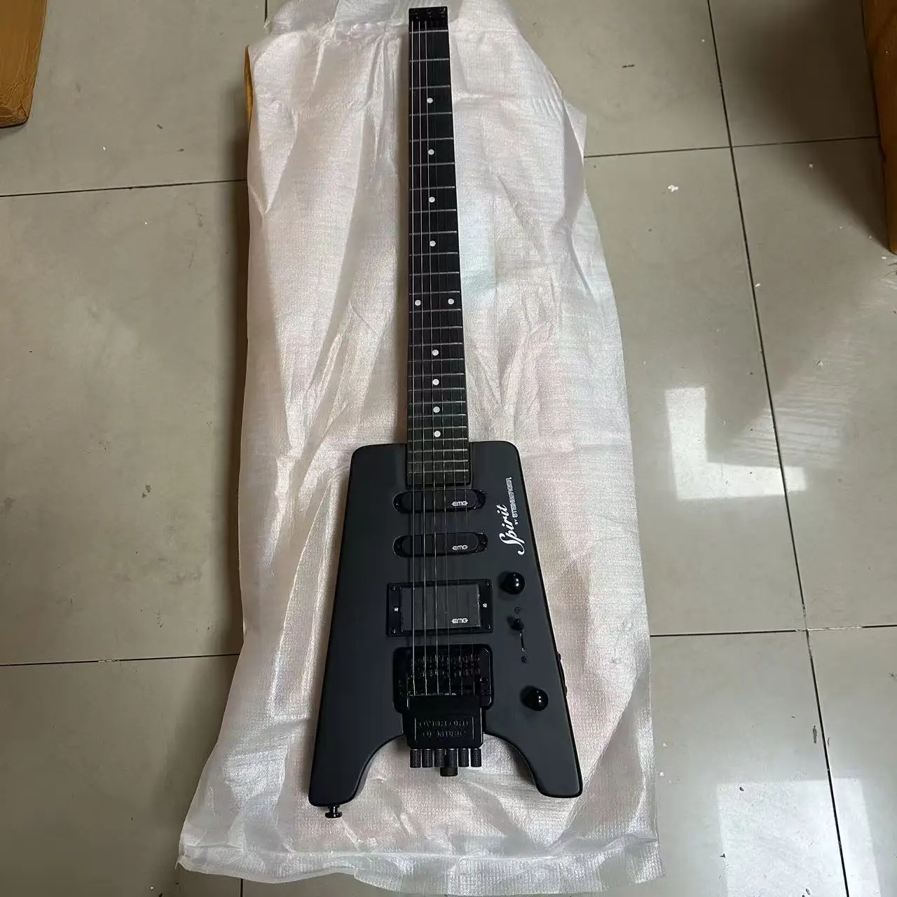 

Гитара STEIN, безголовая, с корпусом из палисандра, сатиновое покрытие, черная фурнитура, 6 струн.