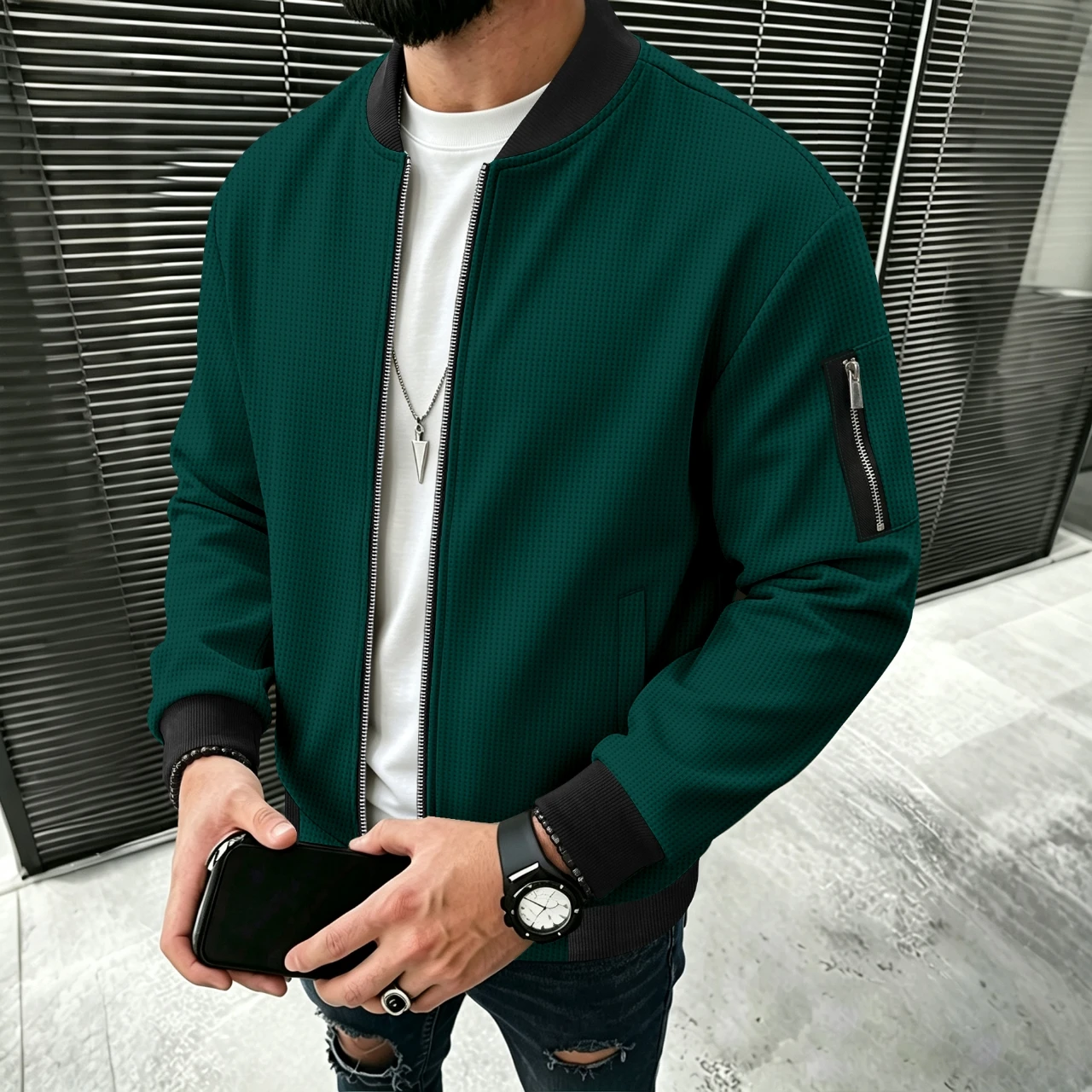 Herrenjacke aus Waffelstrick mit geripptem Baseballkragen, lässige Fliegerjacke mit durchgehendem Reißverschluss, mit Reißverschlussmanschetten und Taschen, lässiger Stil. – Detail 11