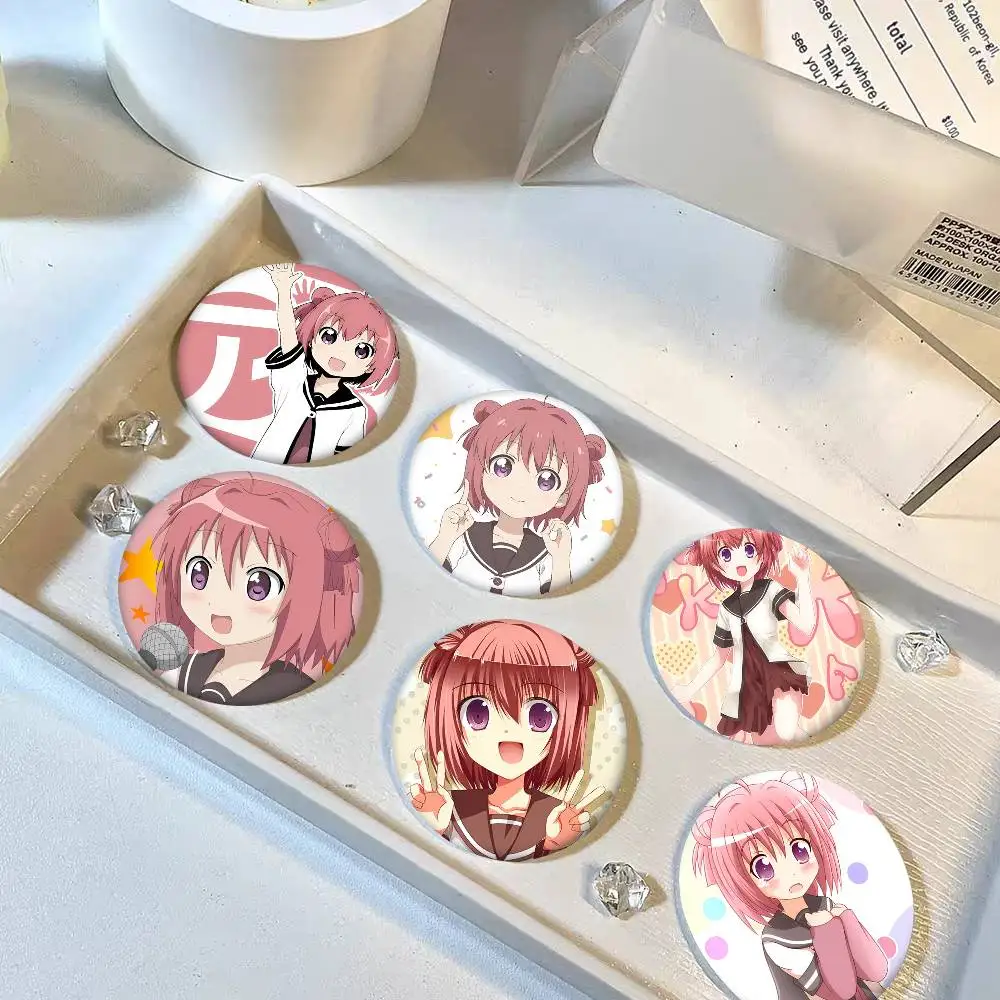 Pin Redondo Kawaii Anime Yuru Yuri Akaza Akari, Broche Creativo para Ropa, Mochila y Accesorios