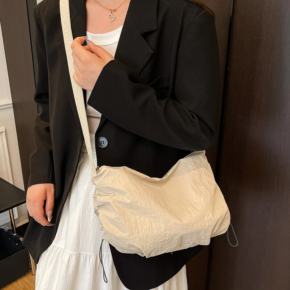 حقيبة كتف نسائية ذات سعة كبيرة جديدة للخريف والشتاء كاجوال ذات ثنيات للكتف للتنقل في الفصل