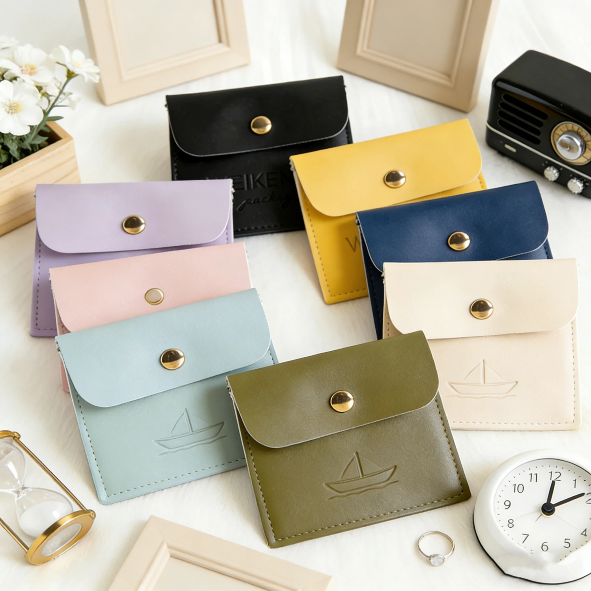 

50 шт. персонализированных кожаных мешочков из ПУ с логотипом на кнопке-защелке для ювелирных изделий, колец, серег, браслетов, подвесок, парфюмерии, наушников, органайзеров-коробочек