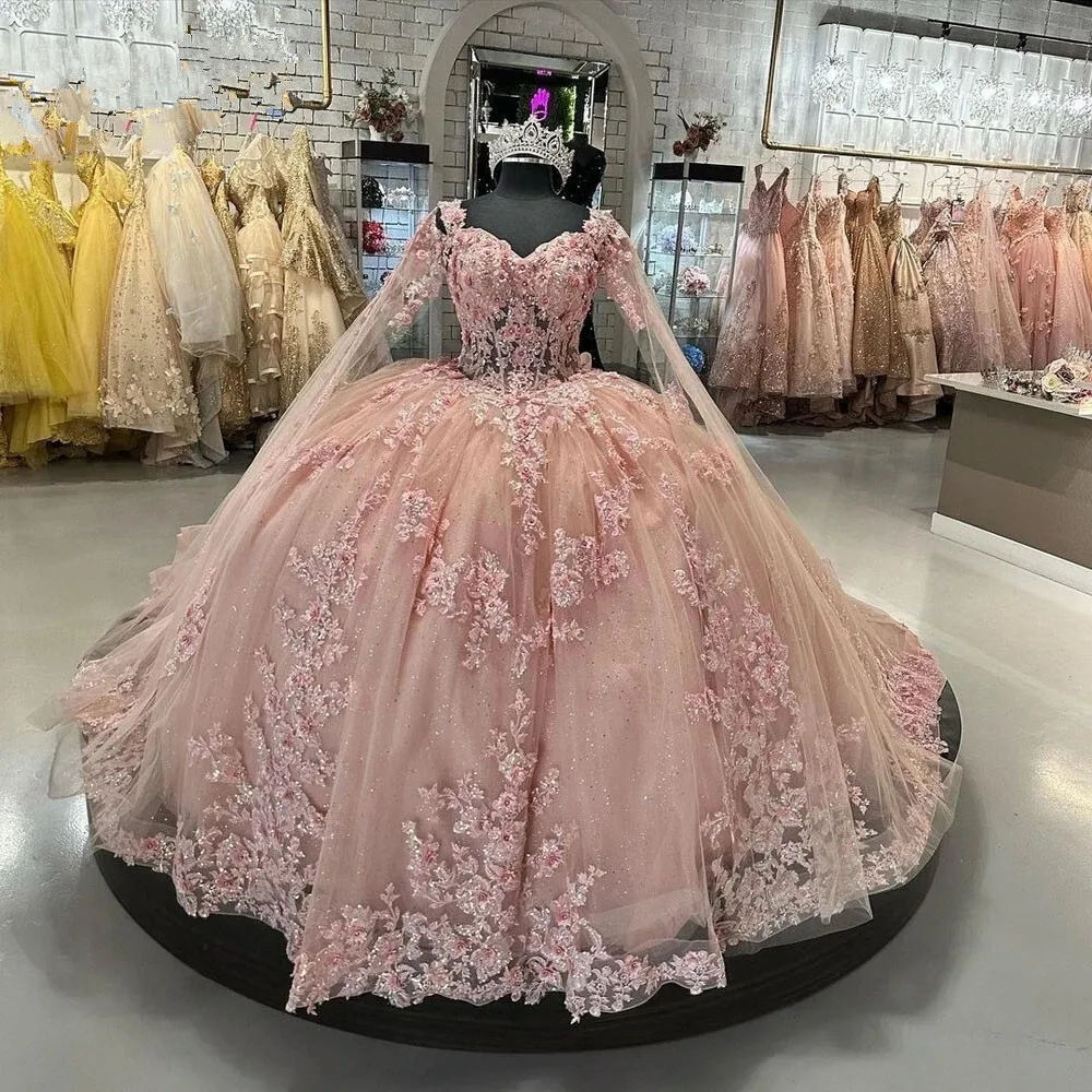 

Розовые платья принцессы Quinceanera с накидкой, 3D цветочная аппликация, корсет на шнуровке, платье Золушки для выпускного вечера, дня рождения, сладкое платье 16 лет