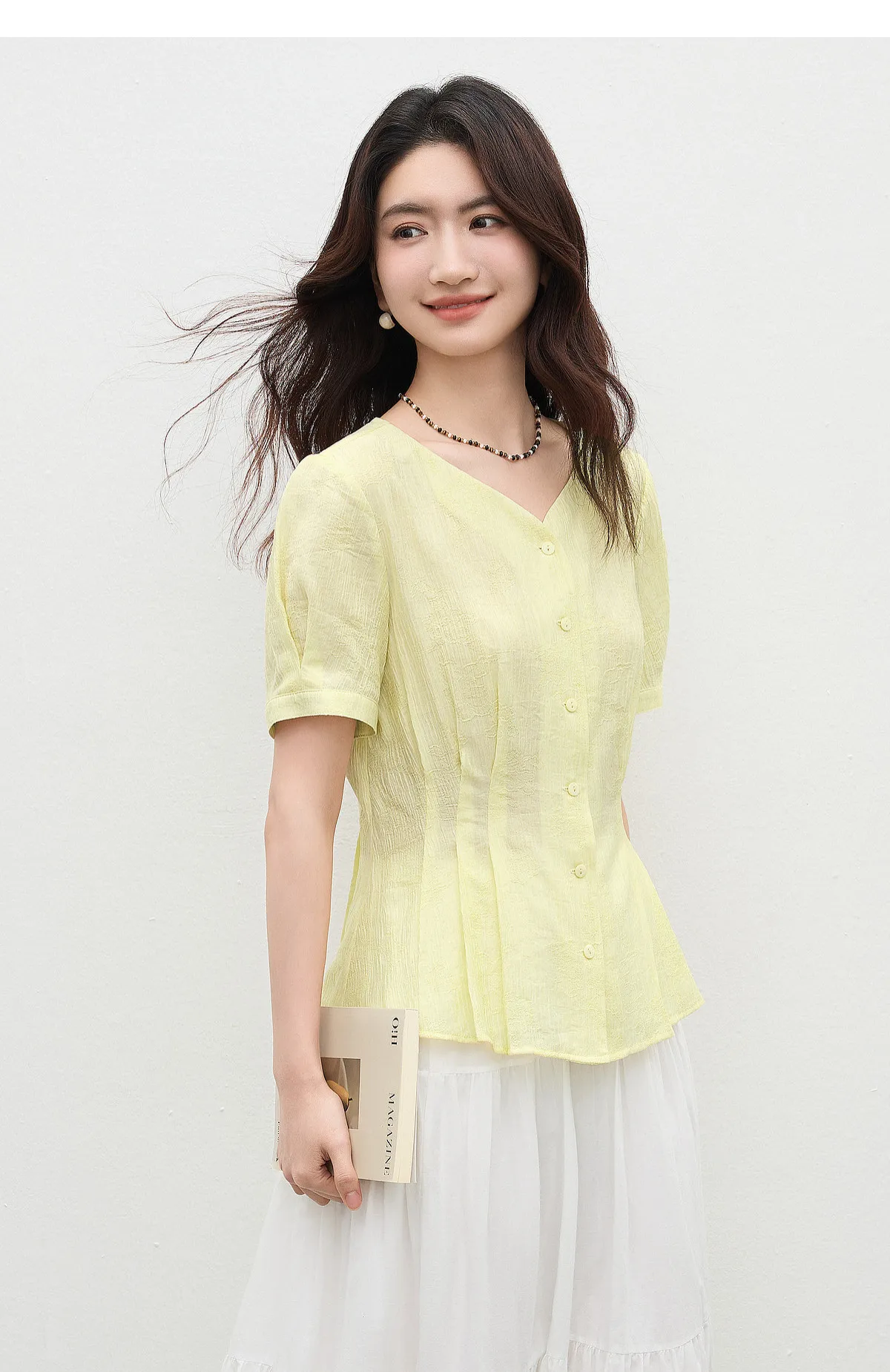 SENTUBILA Casual V-Ausschnitt Strukturierte Chiffon-Bluse für Damen 2026 Sommer Plissierte Taille Laternenärmel Hemd 162VA6625 – Detail 26