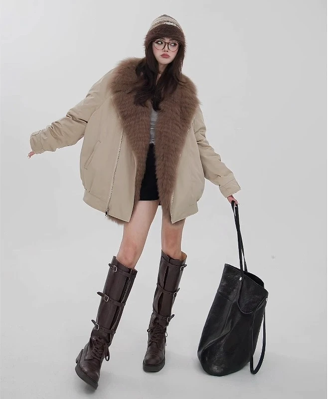 Abrigo de longitud media de piel de ganso con cuello de piel de zorro Original del diseñador
