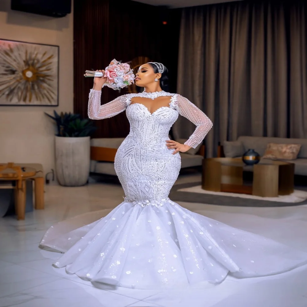 ชุดแต่งงานแบบมีแขนยาวประดับคริสตัลและลูกปัดวิบวับ พร้อมกระโปรงถอดได้