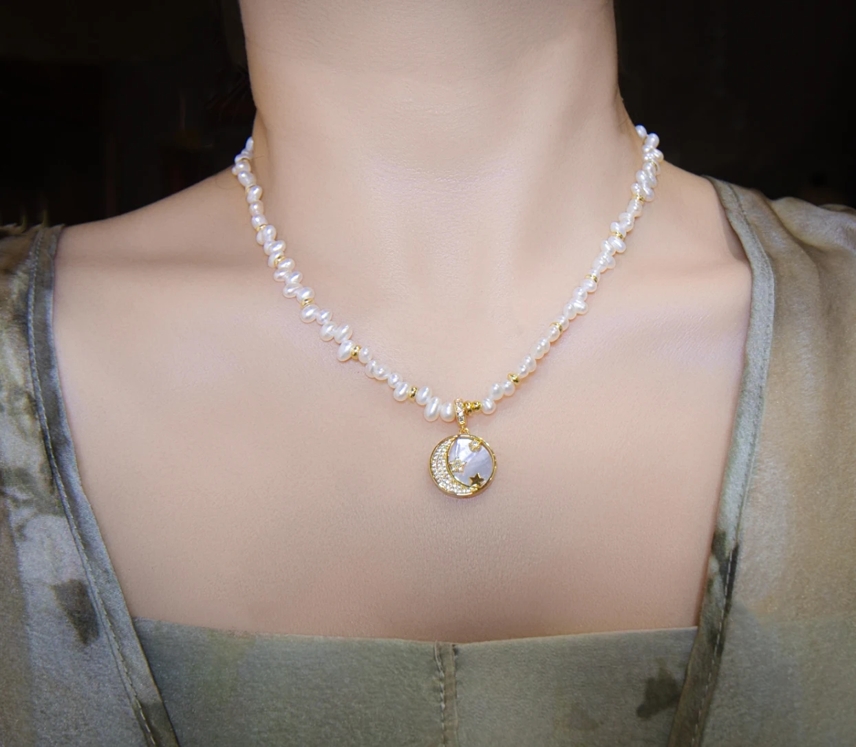 

Ожерелье из натурального пресноводного рисового жемчуга с подвеской с позолотой 14 карат, регулируемой цепочкой 40 + 5 см, роскошный женский подарок