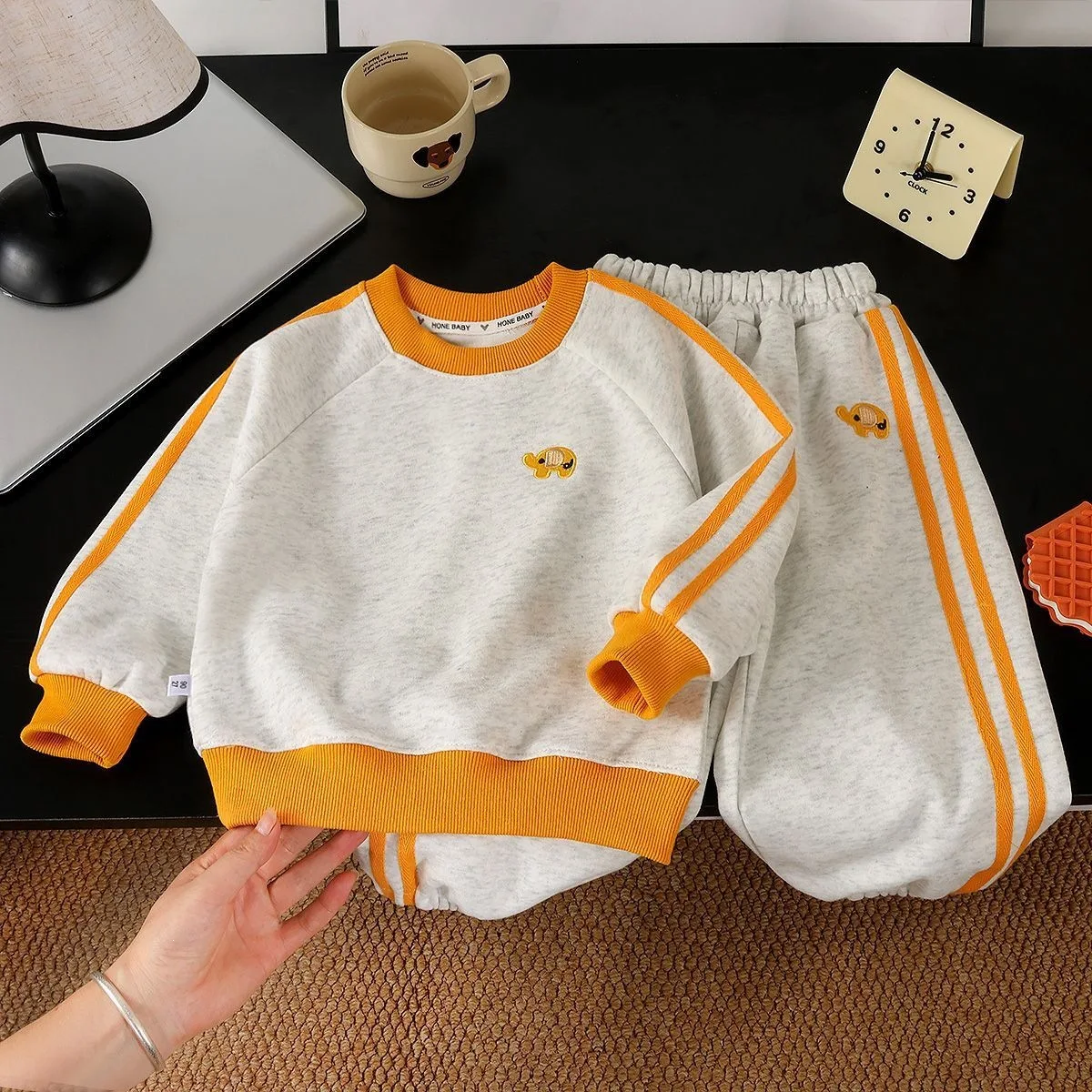 Neue Herbst-Kinderkleidung, Sweatshirt-Sets für Jungen und Mädchen, Cartoon-Stickerei, Langarm-Pullover + Hose, 2-teiliger Kinder-Trainingsanzug – Detail 1