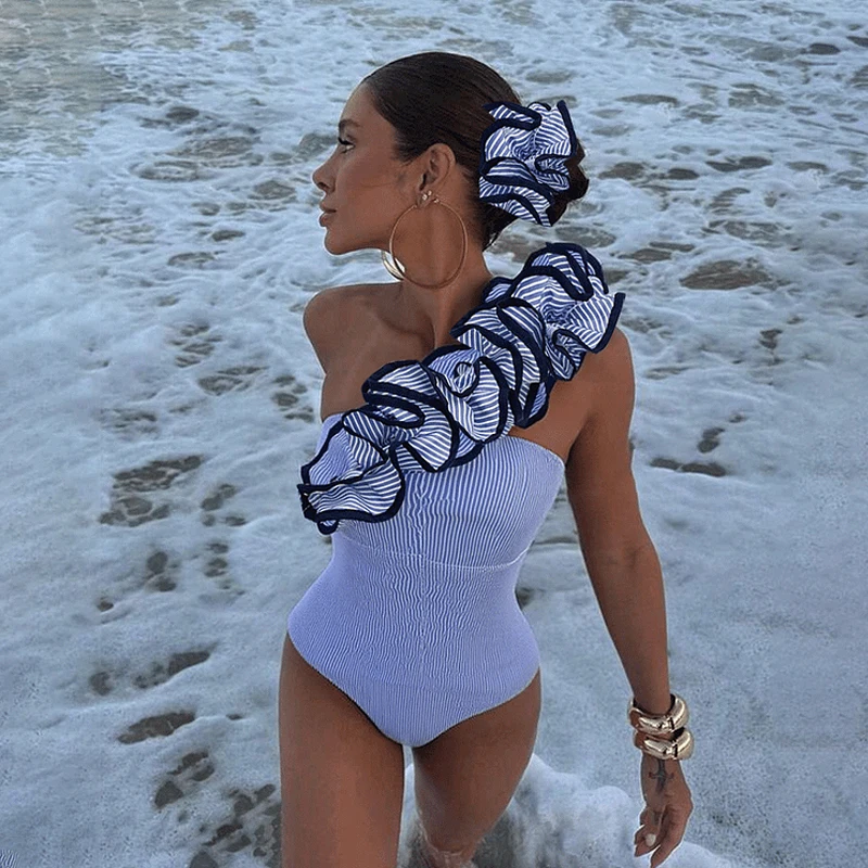 Flaxmaker 2025 ผู้หญิง One Piece ชุดว่ายน้ําและกระโปรงสุภาพสตรีเซ็กซี่หนึ่งไหล่ Ruffle Stripe พิมพ์ชุดว่ายน้ําชุด