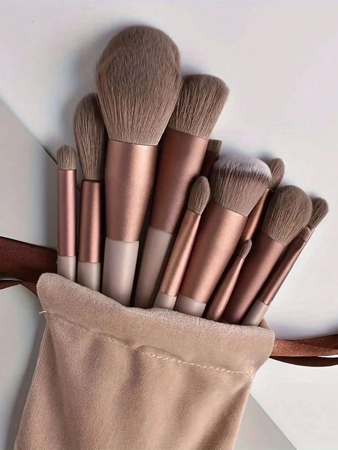 Juego de 13 brochas de maquillaje profesionales, adecuadas para base, colorete, corrector y sombra de ojos - Cerdas de poliéster, mangos de plástico ABS, ideales para principiantes y profesionales, esenciales para maquilladores | Diseño de cepillo elegante | Brochas de Maquillaje Duraderas