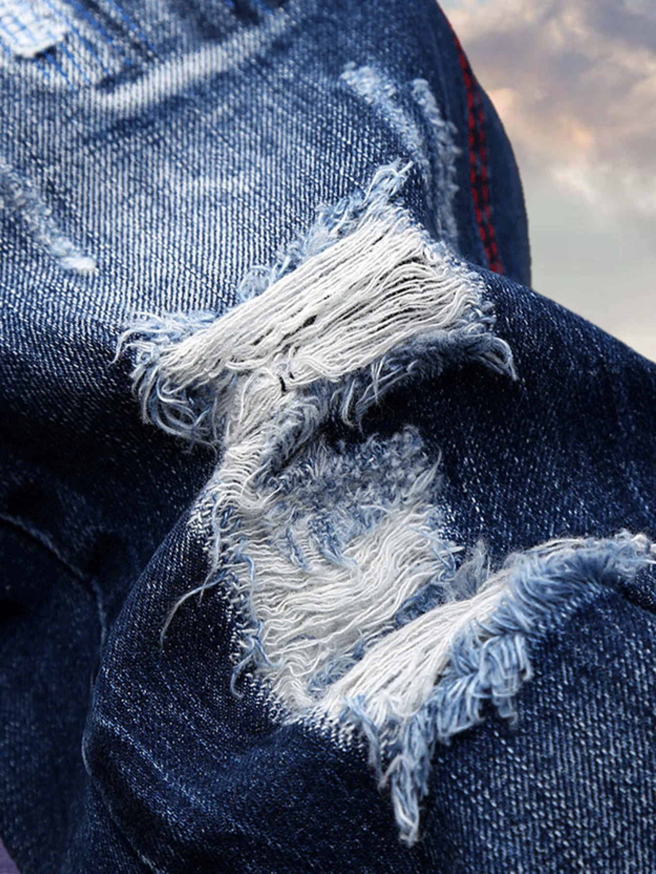 Tendenza giovanile americana per realizzare jeans dritti da uomo vecchio