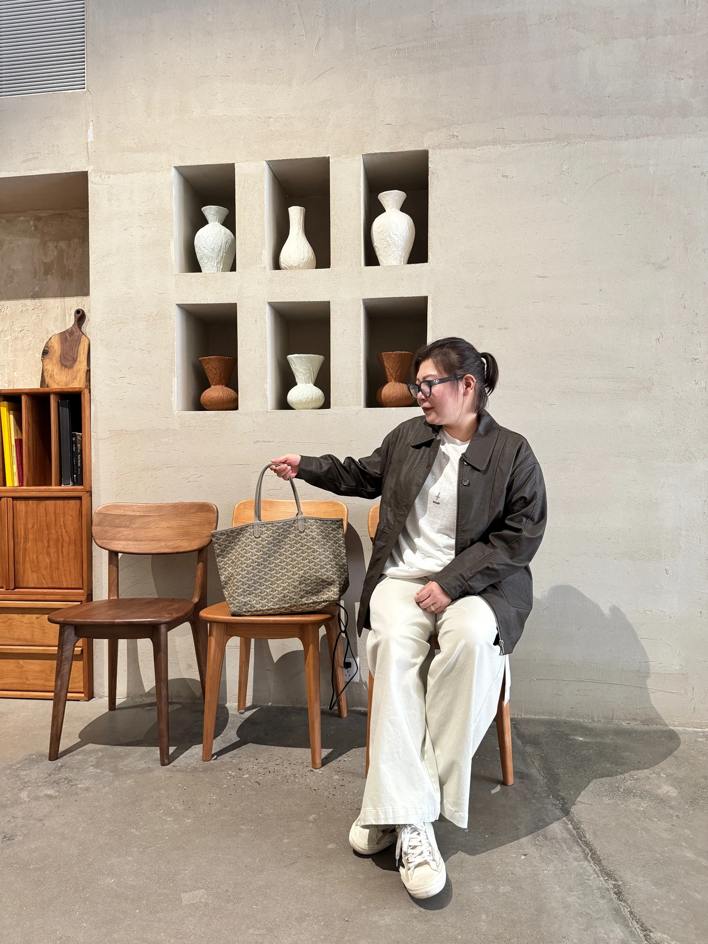 جاكيت نسائي كبير الحجم من الجلد الصناعي بتصميم كوري بسيط بلون القهوة، فضفاض وعصري بأكمام طويلة لموسم الخريف من روز سيستر