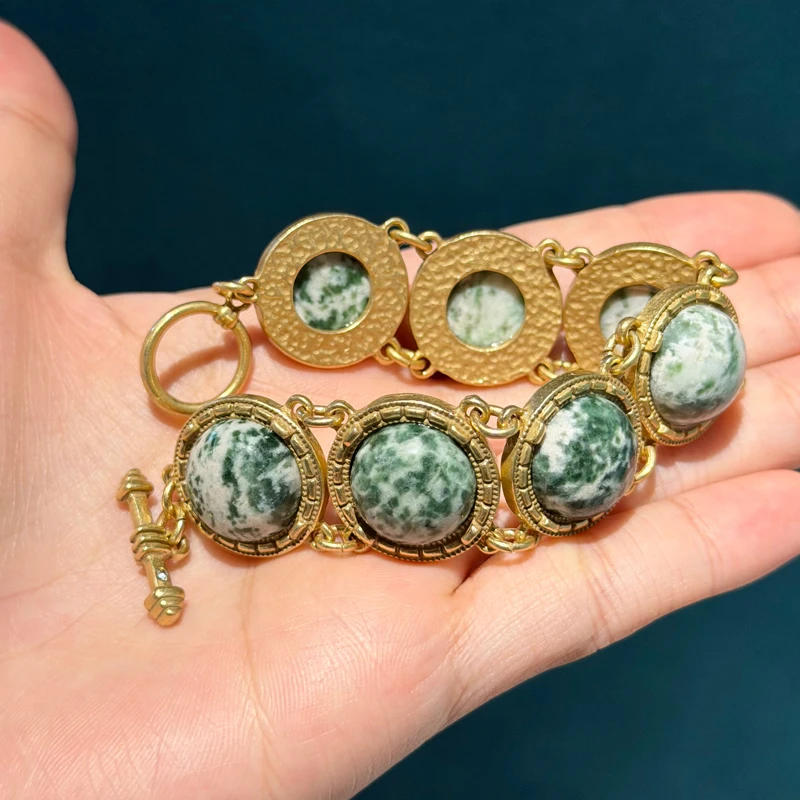 

Винтажные браслеты из натурального камня для женщин, золотистого цвета, с круглой зеленой застежкой, в ретро-стиле, антикварные украшения, роскошный подарок, аксессуары