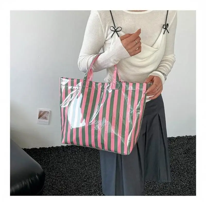 Diese wasserfeste PVC-Tragetasche verfügt über ein rosa-blau gestreiftes Design, ein großes Fassungsvermögen und eignet sich für Strand-Einkäufe. – Detail 13
