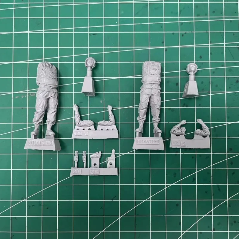 1/35 Scale U.S. Helo Crew 2 Persons Resin Figure Assembled Model Kit Unassembled and Unpainted Military Hobby Miniatures