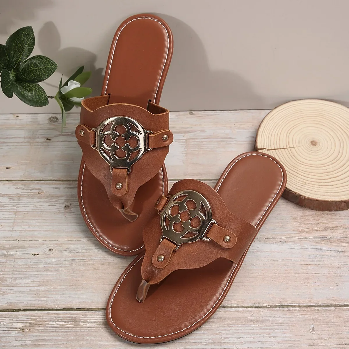 Chanclas con hebilla dorada, suelas suaves de goma para usar en exteriores, sandalias de diseñador a juego, novedad de verano 2024