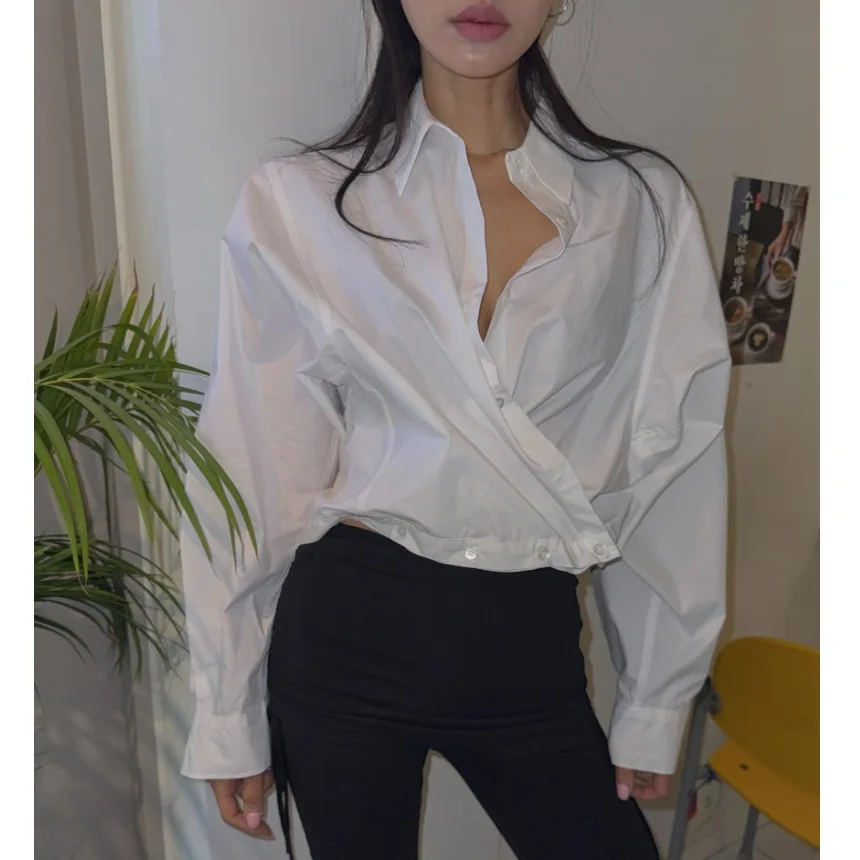 

Новая женская весенняя повседневная блузка с коротким рукавом и пуговицами на талии в корейском стиле, стильный дизайн, однотонная, для ношения под одеждой