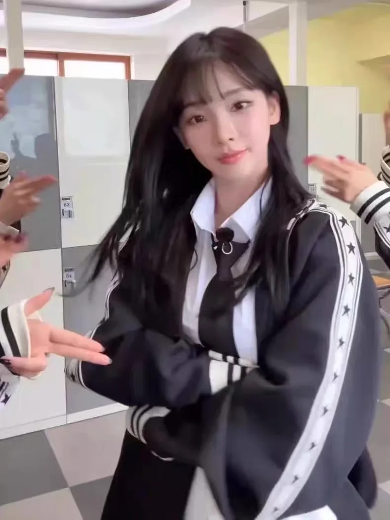 

Спортивный костюм свободного кроя с воротником на молнии и полосатыми брюками для женщин, осенне-зимний, модный тренд