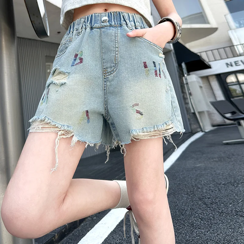 

Summer Stylish Kids Destroyed Ripped Denim Shorts with Embroidery For Tweens Girl High Fashion Street Broken Mini Shorts Child