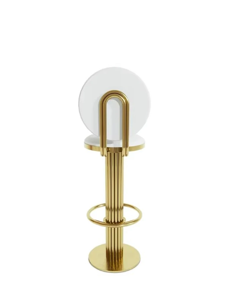 브러시드 골드 마감의 고급 금속 바 스툴, 가죽 안장과 안정적인 지지대, 가족 식사에 적합