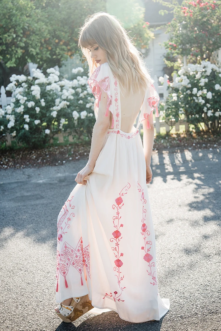 

Сексуальные пляжные длинные платья с открытой спиной для женщин, платье макси с цветочной вышивкой и кисточками в стиле ретро, летние женские платья в стиле бохо, 2025