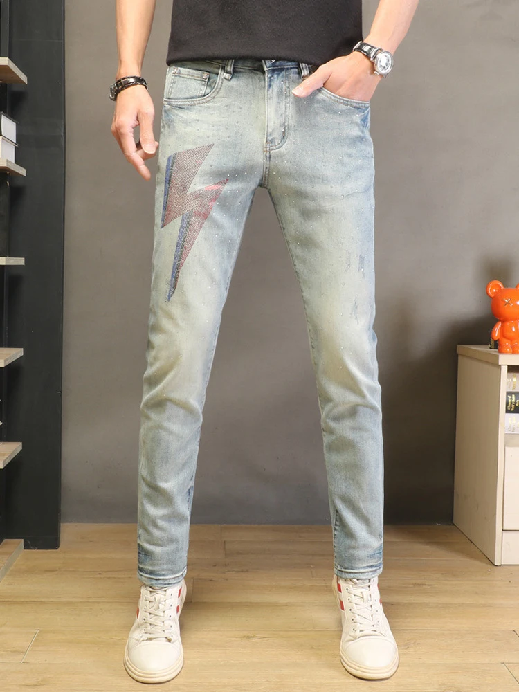 

Новые мужские джинсы 2026 года: люксовые, синие, со стразами, летние, тонкие, стрейч, облегающие, скинни
