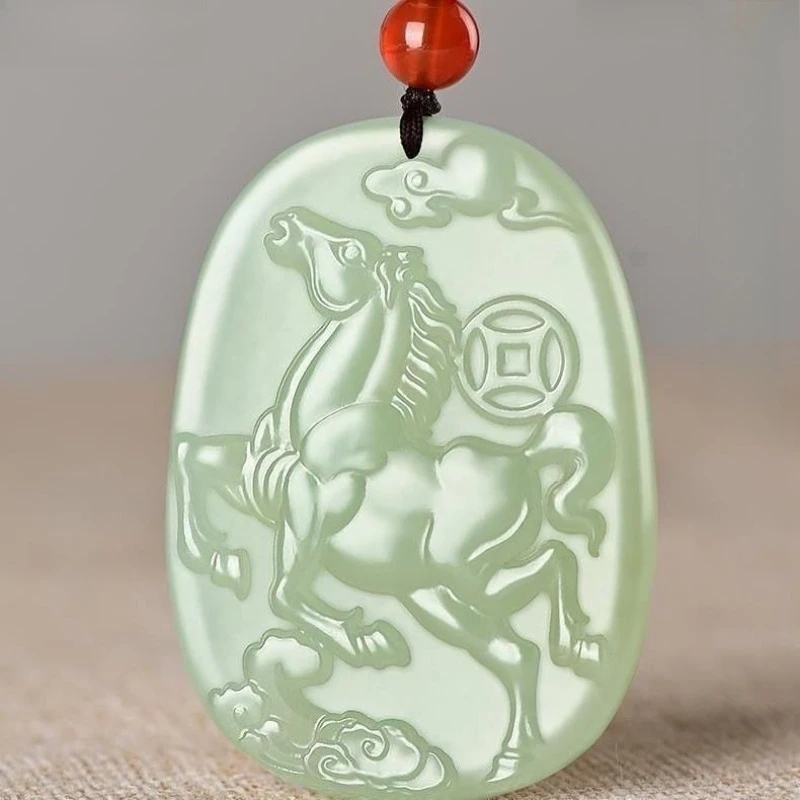 

Подвеска с изображением зодиакального коня из сине-белого нефрита, подходит для повседневного ношения и в качестве украшения.