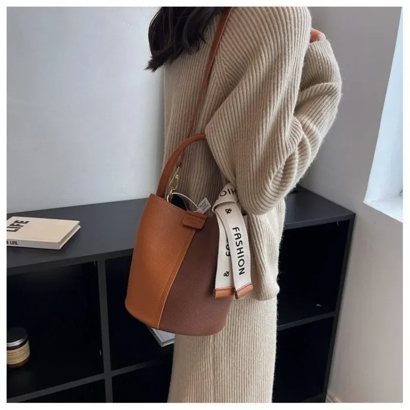 Fashion Niche Brand Female High Appearance Level Leather Senior Retro New Cross-body Bag Portable Bucket Bag All Seasons Match