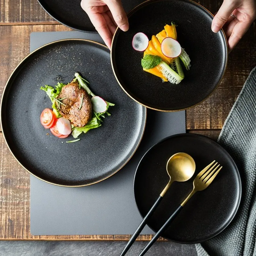 Juego de platos de carne con borde dorado mate negro de cerámica de alta gama, platos de desayuno de comida occidental, plato de ensalada para restaurante de Hotel