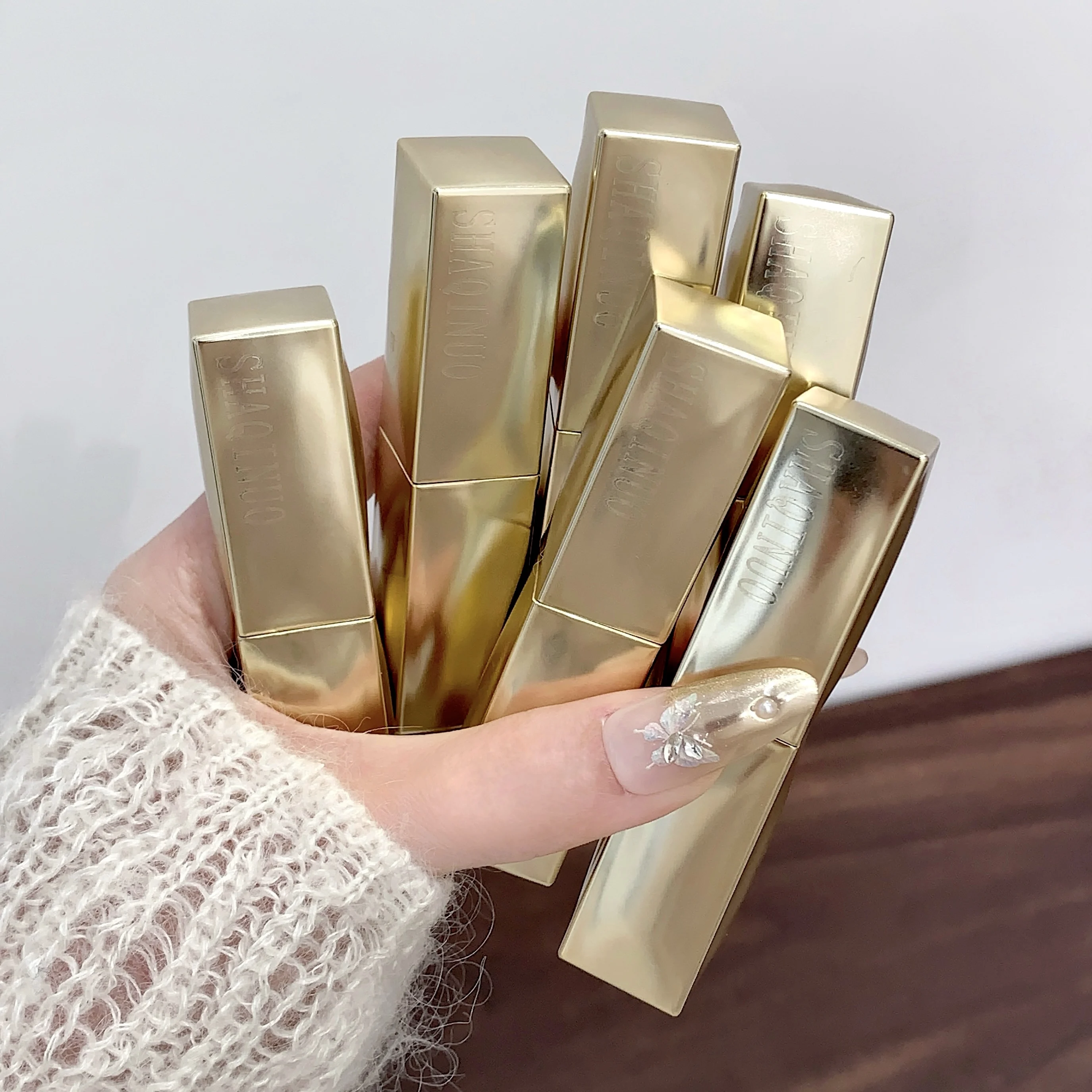 ลิปกลอส SHAQINUO เนื้อเนียนนุ่ม สีทองหรูหรา ให้ความชุ่มชื้น ติดทนนาน ไม่ติดแก้ว