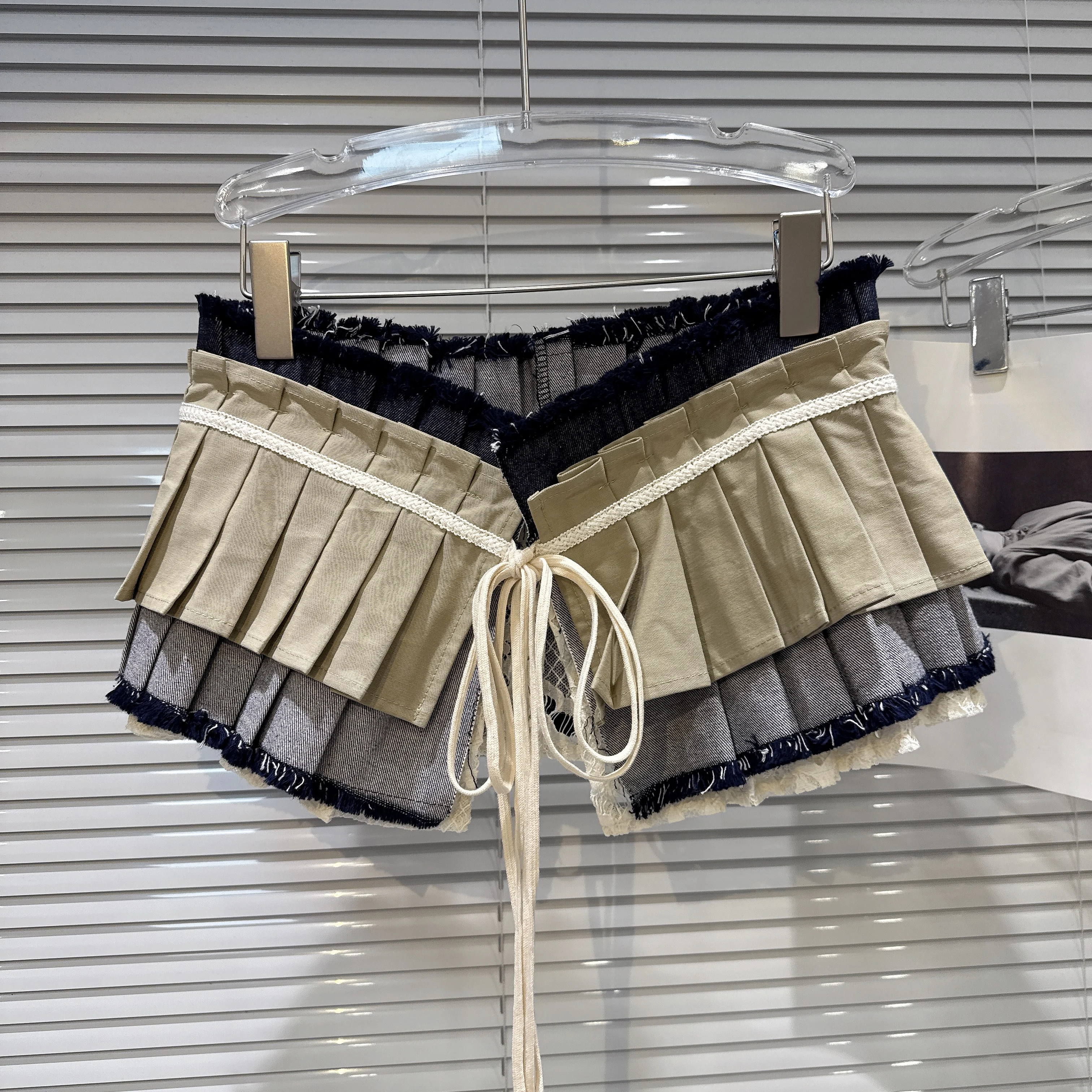 

2025 Fall New Sweet Cool Girl Layered Design Waistband Pleated Mini Skirt Women
