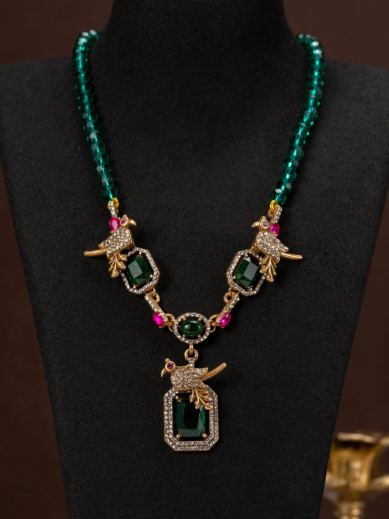 A Set of Vintage Parrot Emerald Full Diamond Gemstone Necklace and Earrings Set for Parties, Daily Wear, Festivals, Women's Accessories, and Gift-Giving