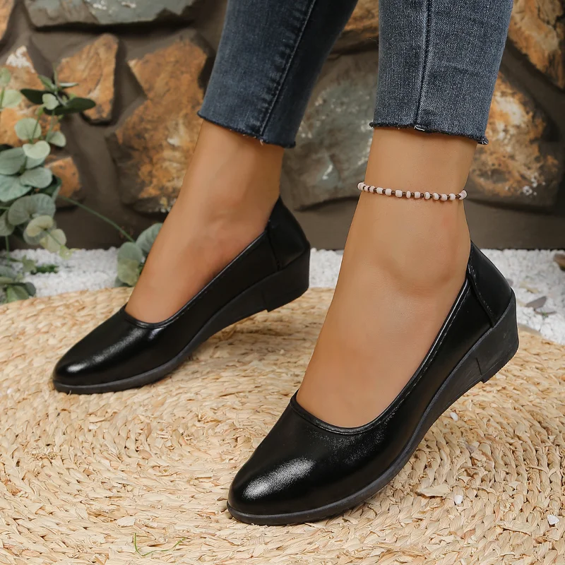 2026 Autumn New Woman Fashionable and Sexy Shoes Pointed Sloping Heel Comfortable Casual Hot Selling Walking Shoes Big Size