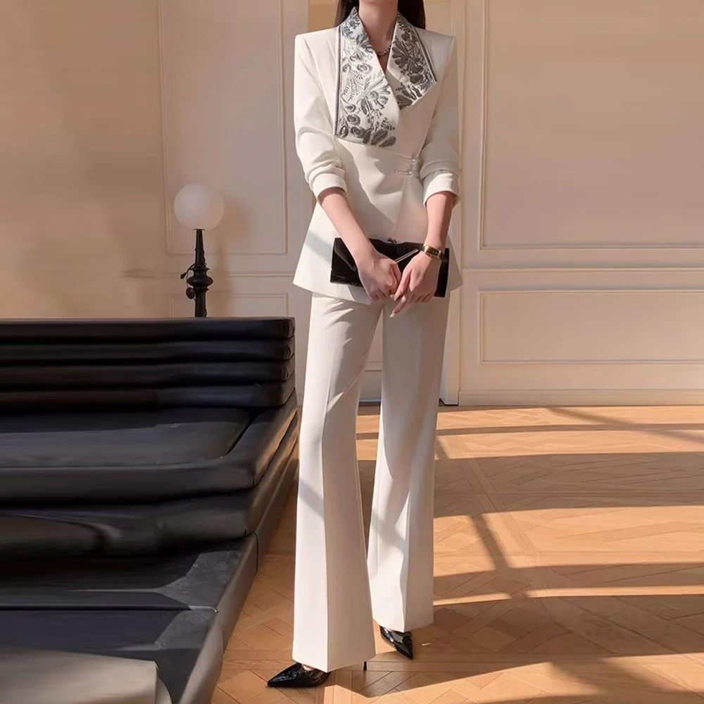 2025 primavera y otoño nuevo traje de estilo chino bordado de alta costura traje con hebilla pantalones acampanados blancos