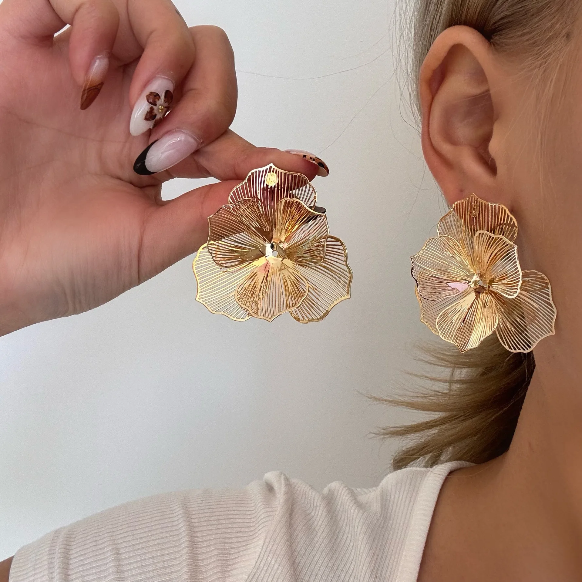 

Elegant Hollow Flower Earrings for Women, 3D Petal Design, Trendy & Lightweight