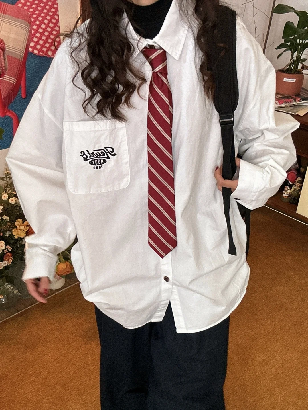 

Повседневная свободная хлопковая футболка с вышитыми буквами в стиле американского колледжа на воротнике для женщин, с галстуком в комплекте, дышащая, длинный рукав