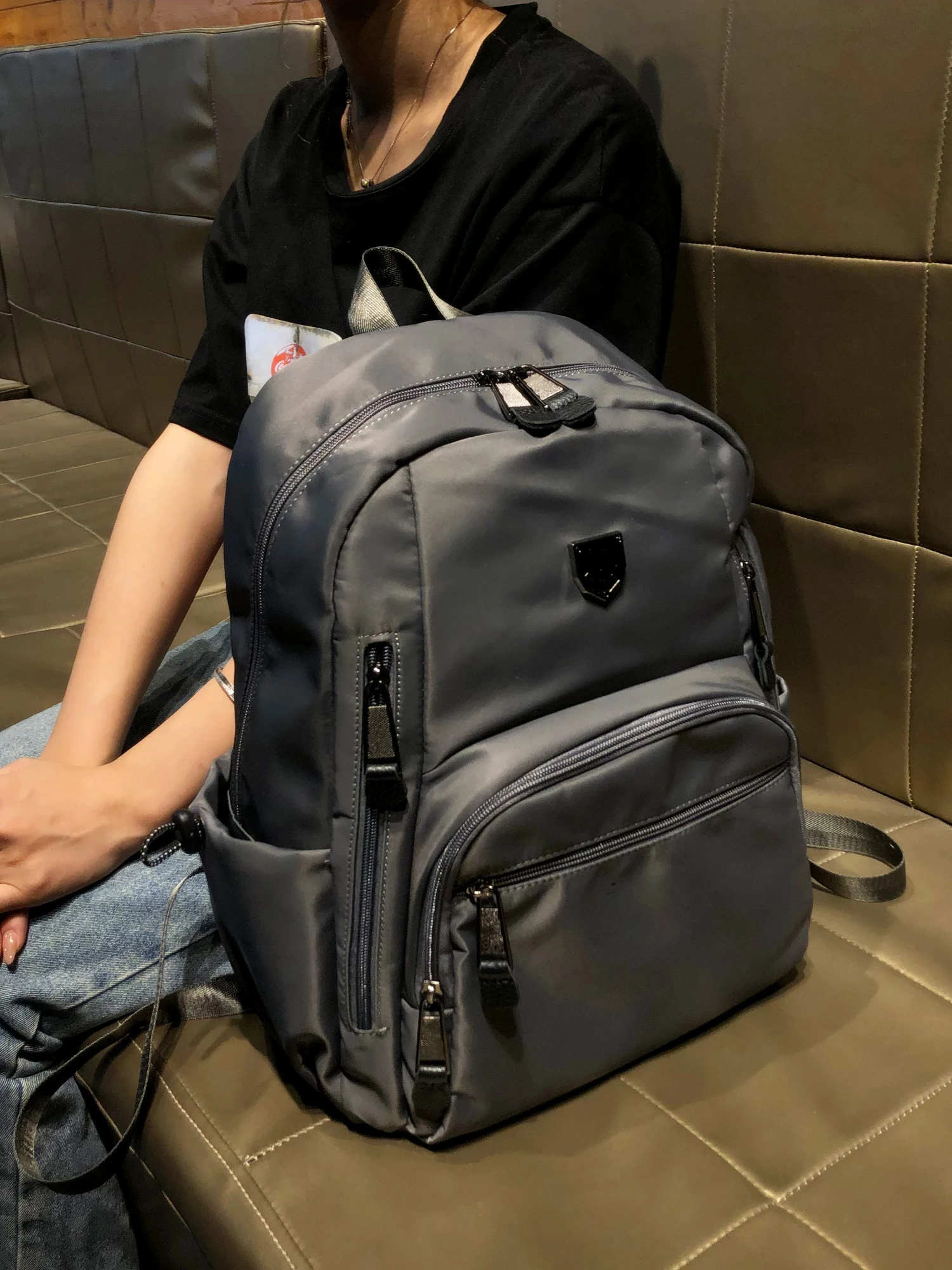 sac-a-dos-de-voyage-gurdier-marque-hong-kong-nouvelle-collection-2026-grande-capacite-unisexe-pour-sports-de-plein-air-sac-a-dos-haut-de-gamme-style-navetteur-fermeture-eclair